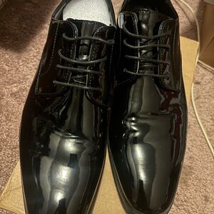 Black Patent Leather Oxford Shoes with Sleek Design